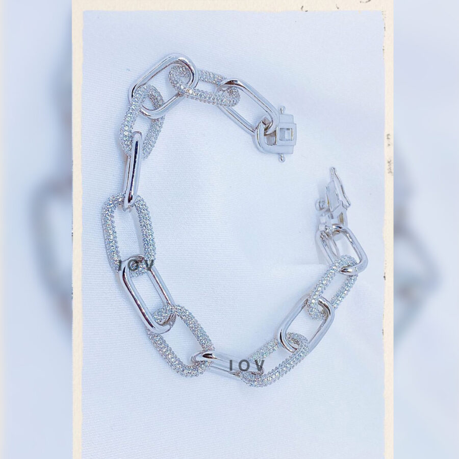 wide links bracelet.