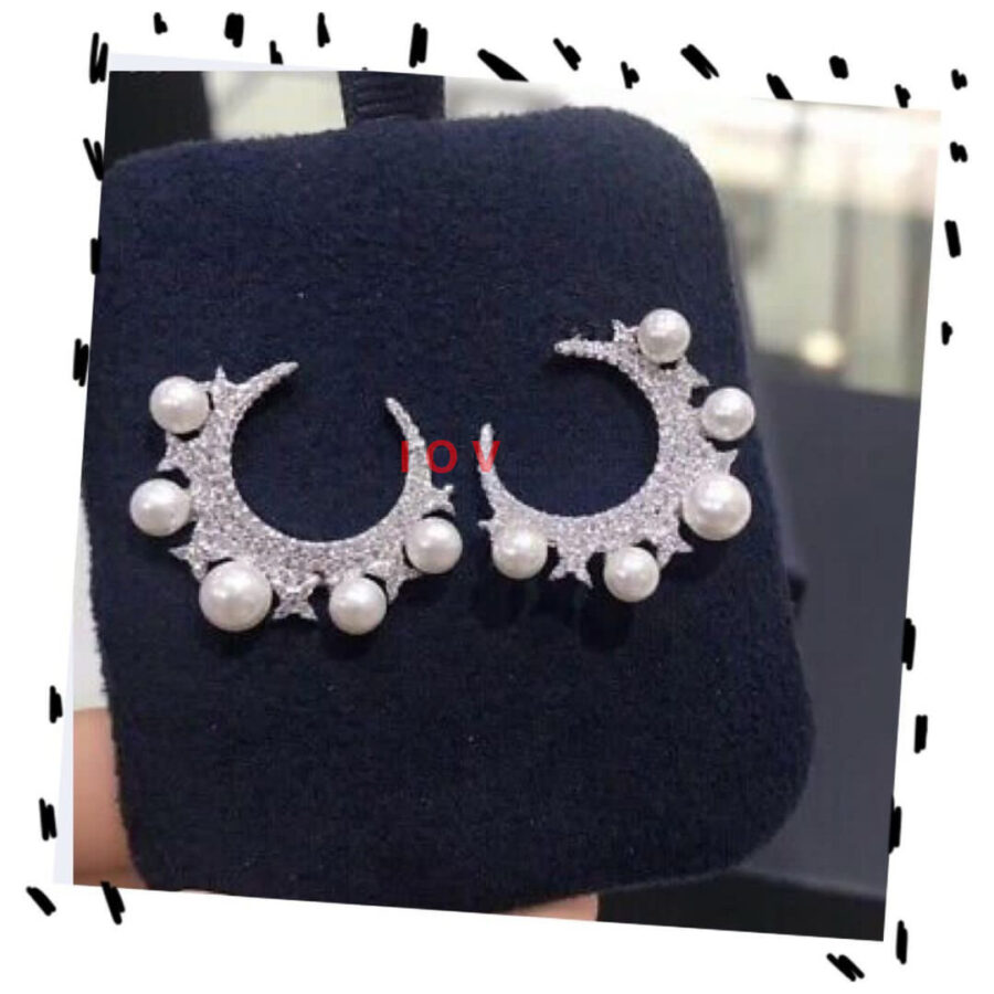 Crescent shape earrings with pearl. - Image 2
