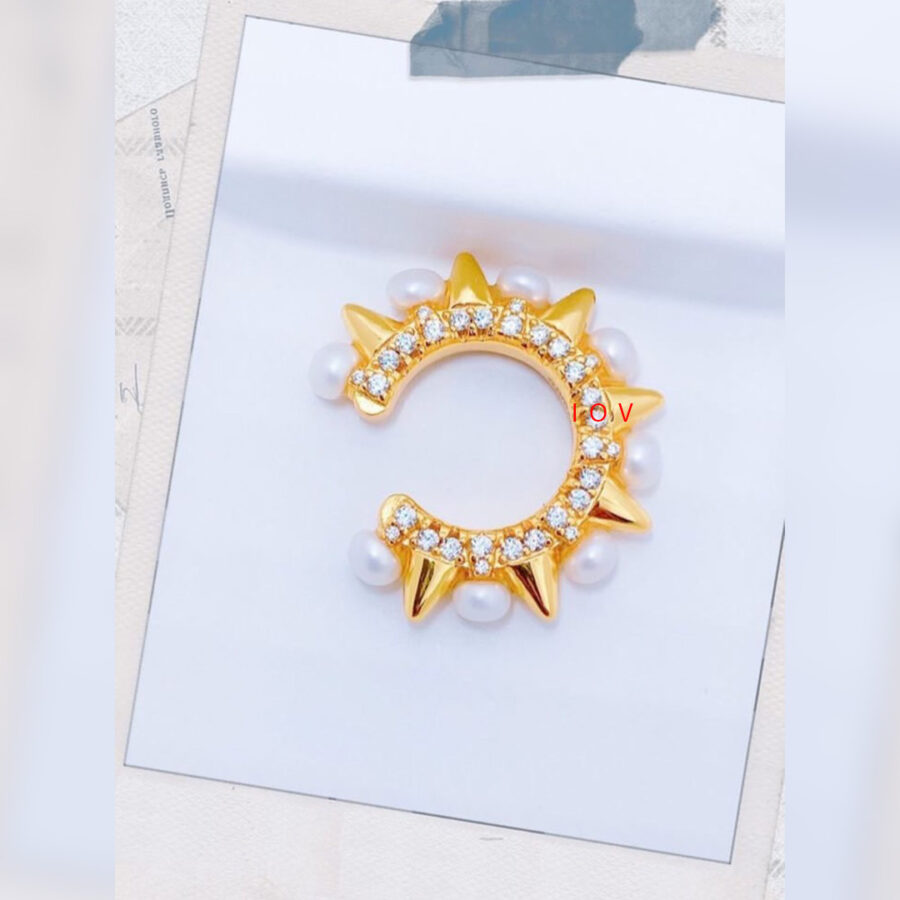 golden earcuff studded with pearl.