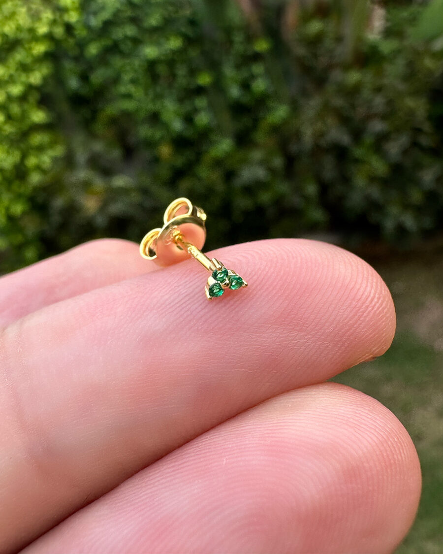 tiny three stones emerald color stud earring. - Image 3