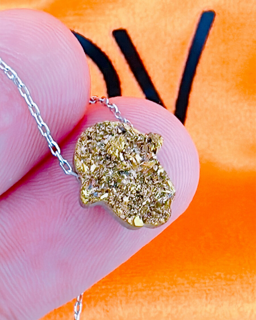 Hamsa shape movable stone multi faceted golden color necklace. - Image 2