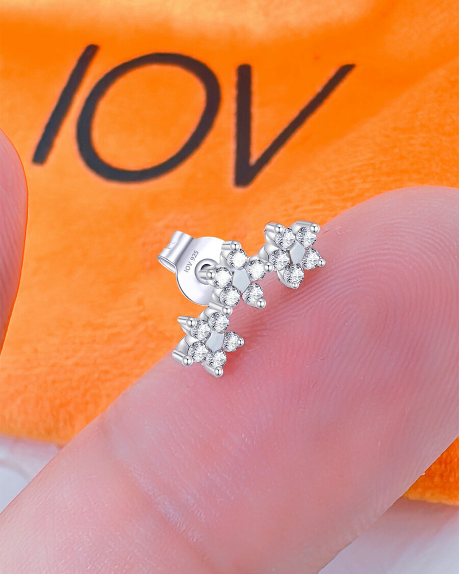 curved three flowers shape stud earring.