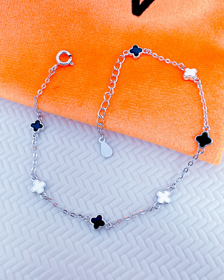 black and white four clover shape bracelet. - Image 2
