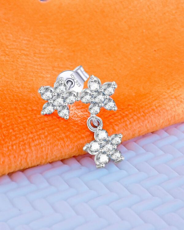 three flowers shapes stud earring.