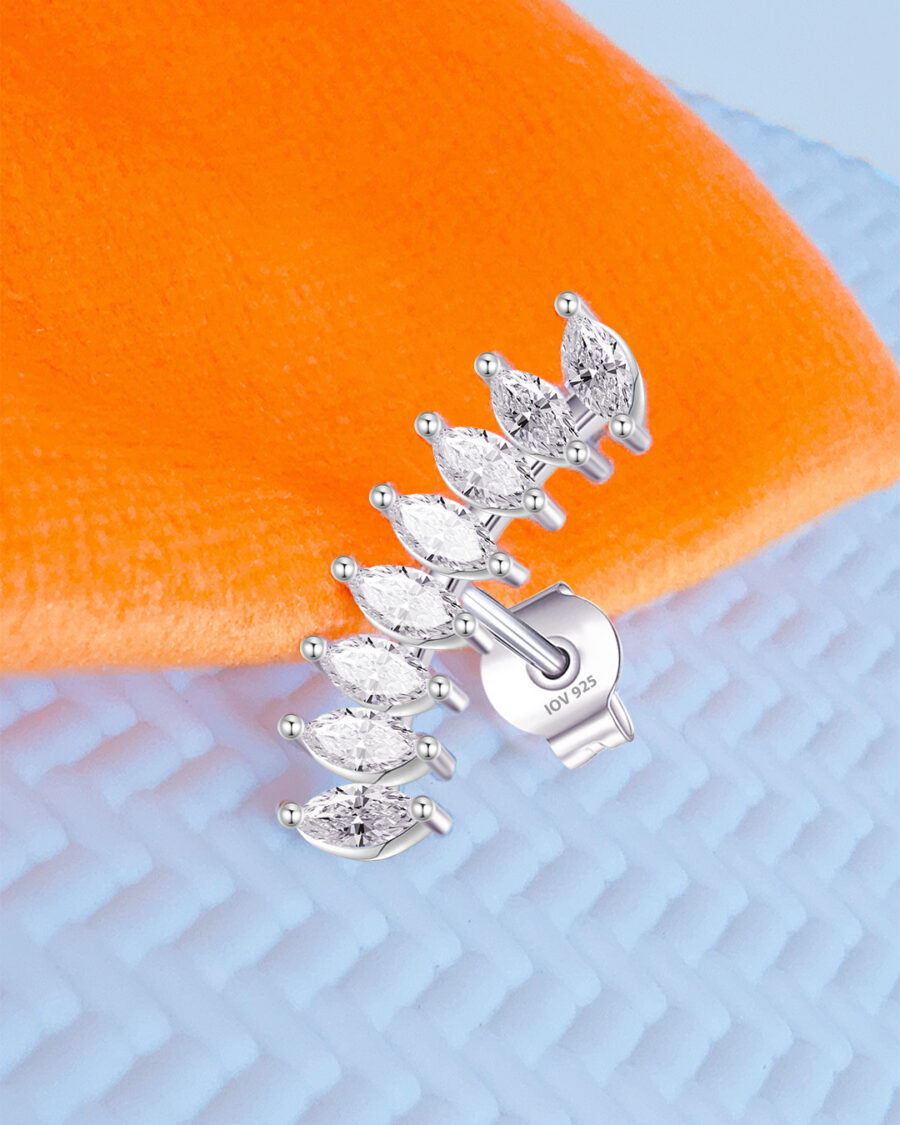 Cuved style marquise stones stud earring.