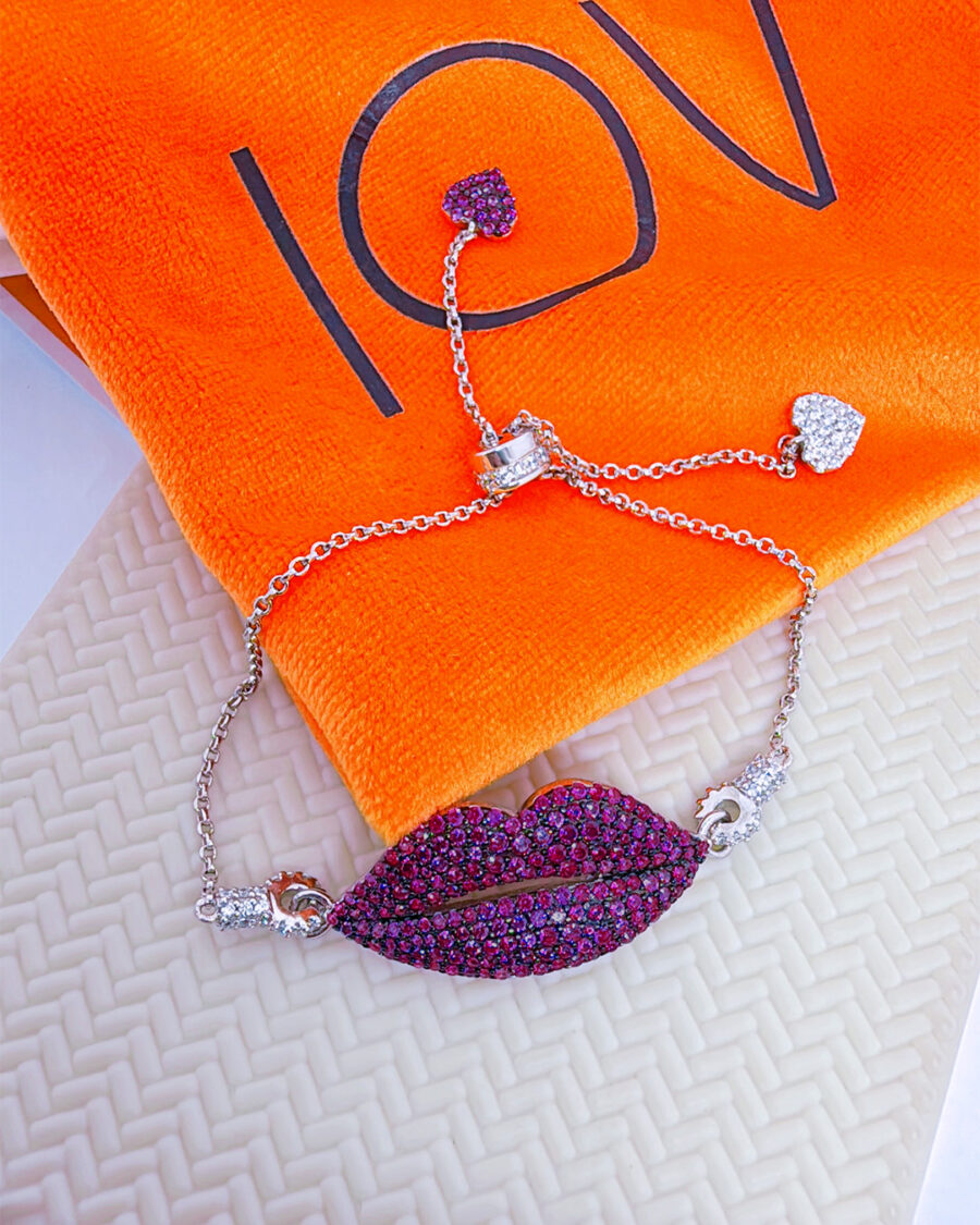 Lips shape adjustable length bracelet.